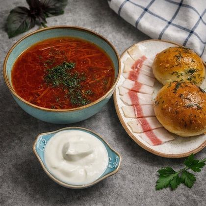 Борщ с салом и пампушками