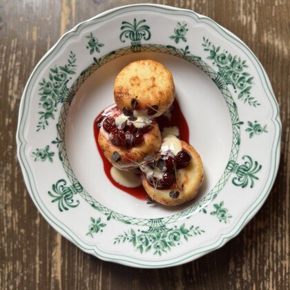 Сырники с ванильным кремом, вяленой клюквой и вишнёвым вареньем