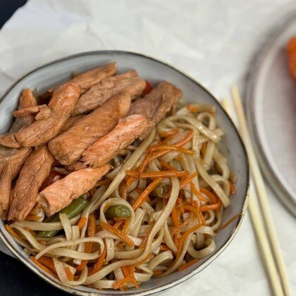 Wok с лососем