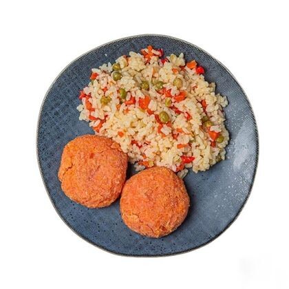 Морковные котлетки, подаются с гарниром на выбор