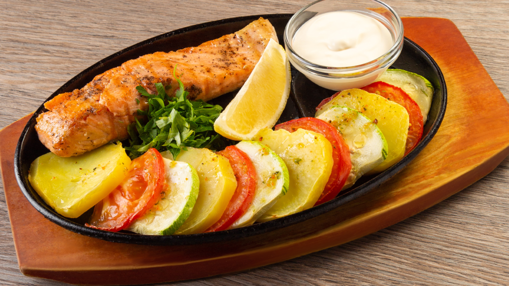 Лосось запеченный с овощами и сливочным соусом