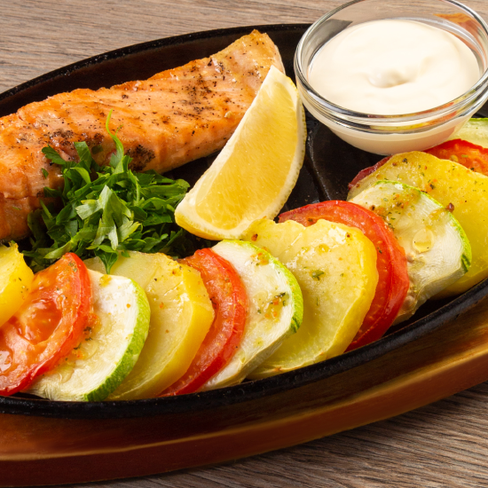 Лосось запеченный с овощами и сливочным соусом