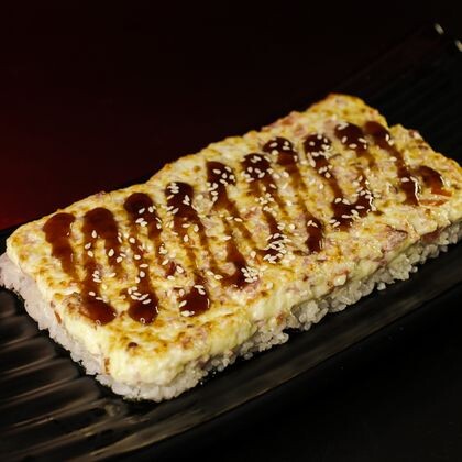 Суши пицца с курицей