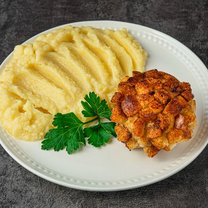 Пожарская котлета подается с гарниром на выбор