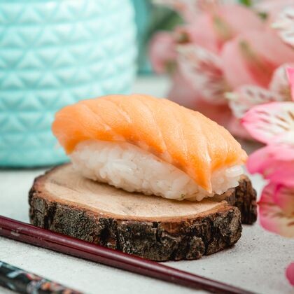 Суши с лососем