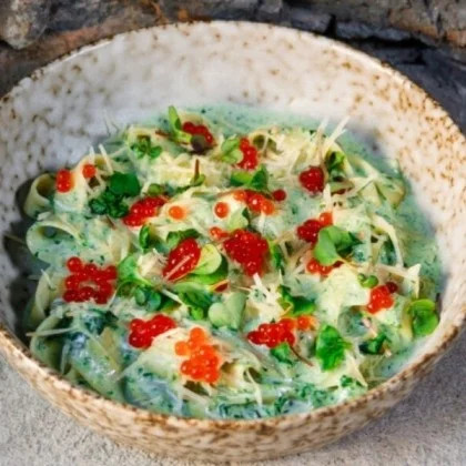 Паста со шпинатом и красной икрой