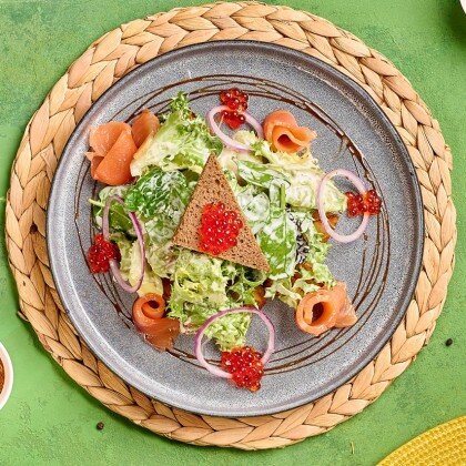 Салат с семгой и картофельными дольками