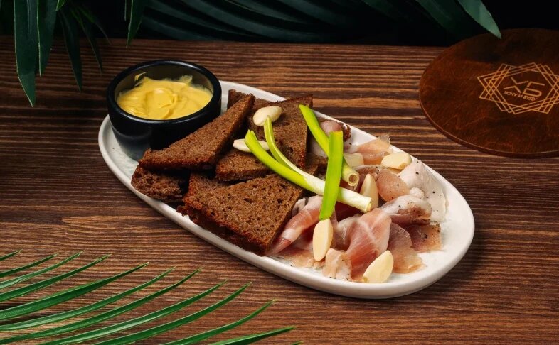 Сало с бородинским хлебом