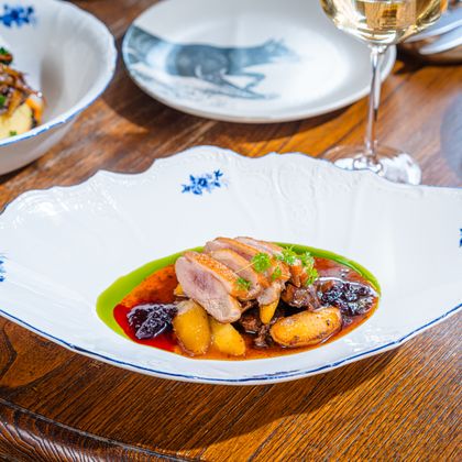 Утка с печенью и яблоком под соусом бигард