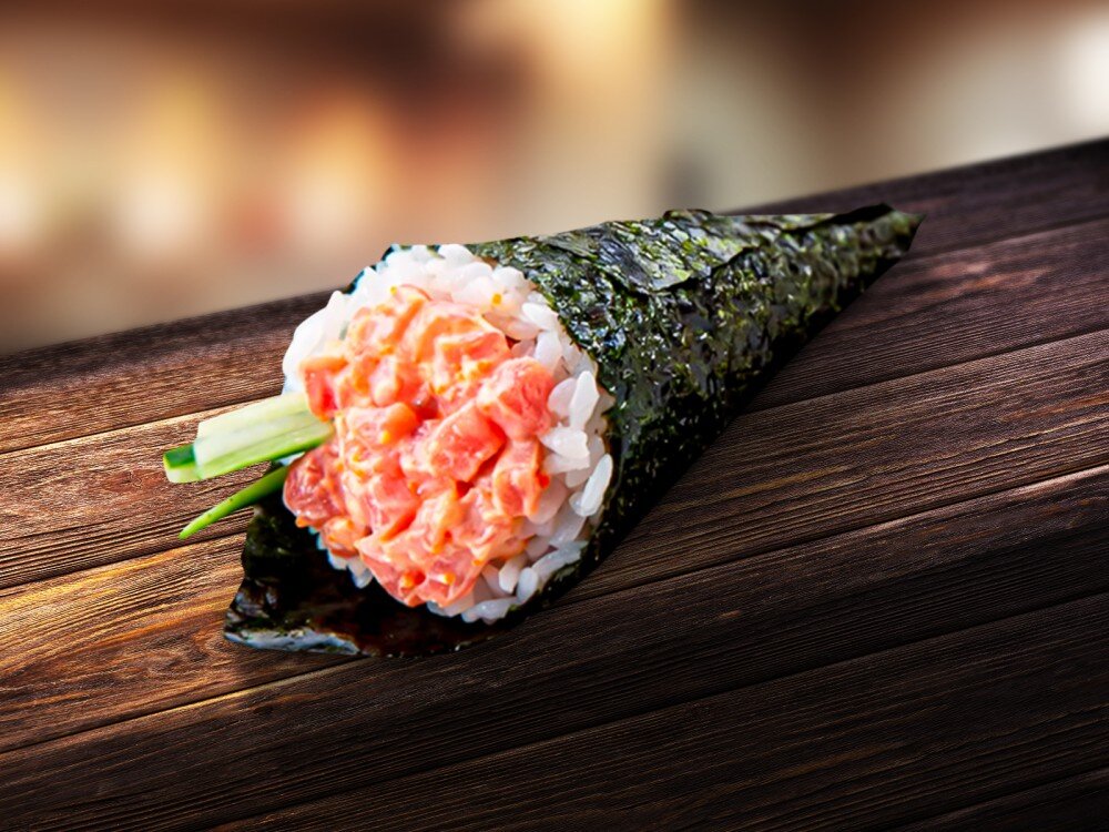 Ручной ролл с тунцом