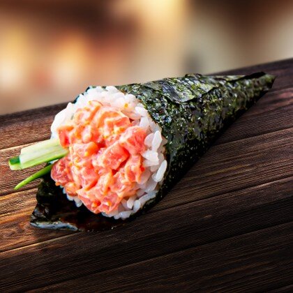 Ручной ролл с тунцом