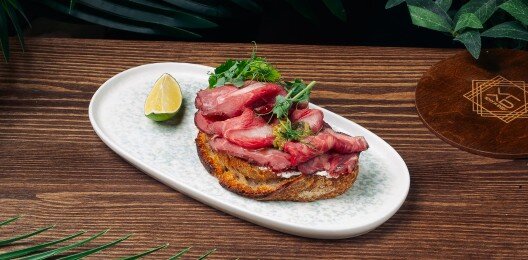 Брускетта с ростбифом, гуакамоле и лаймом