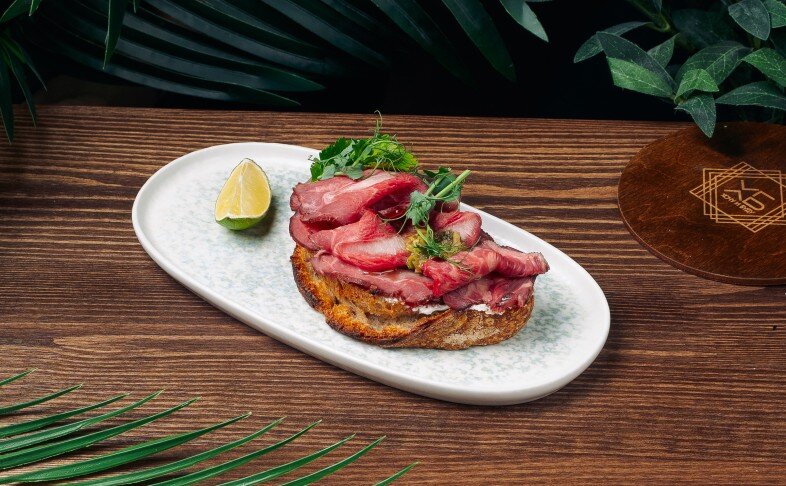 Брускетта с ростбифом, гуакамоле и лаймом