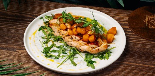 Стейк из куриной грудки с карамелизированными персиками