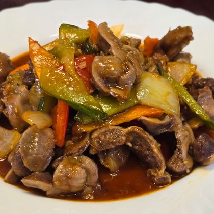 Куриные желудки в кисло-сладком соусе с овощами