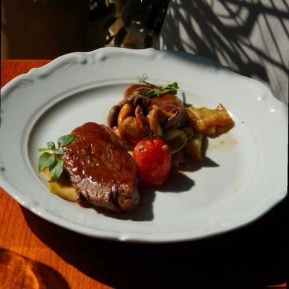 Медальоны из говядины со спагетти из цукини