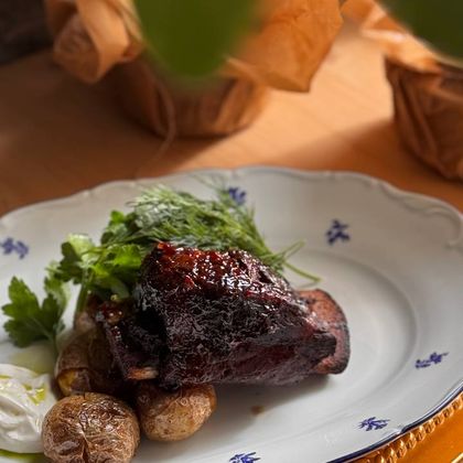 Томлёное говяжье ребро