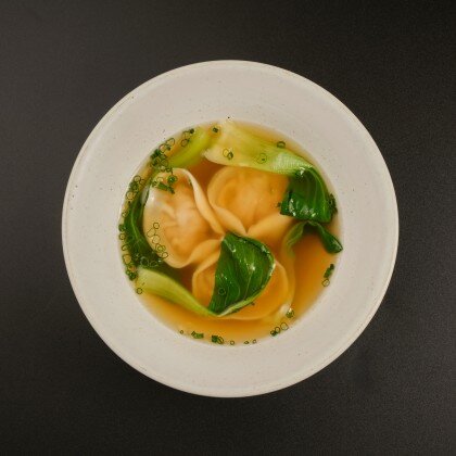 Суп с куриными вонтонами и капустой бок чой