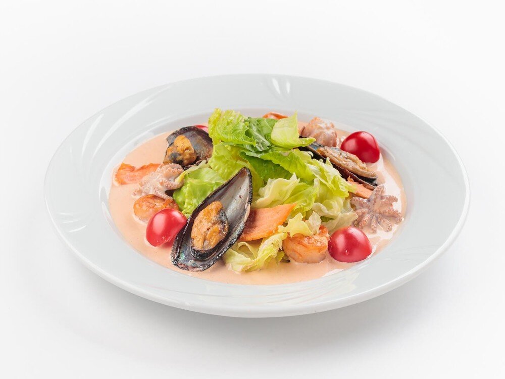 Тёплый салат с морепродуктами