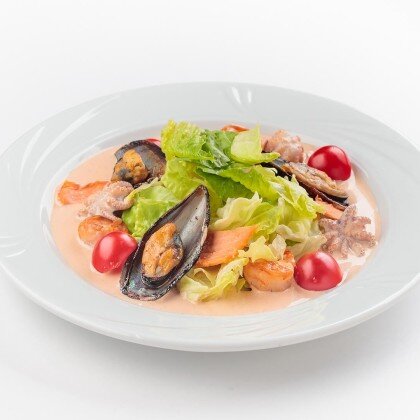 Тёплый салат с морепродуктами