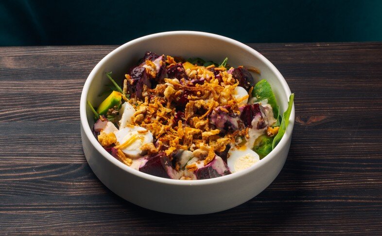 Салат из печеной свеклы с перепелиным яйцом