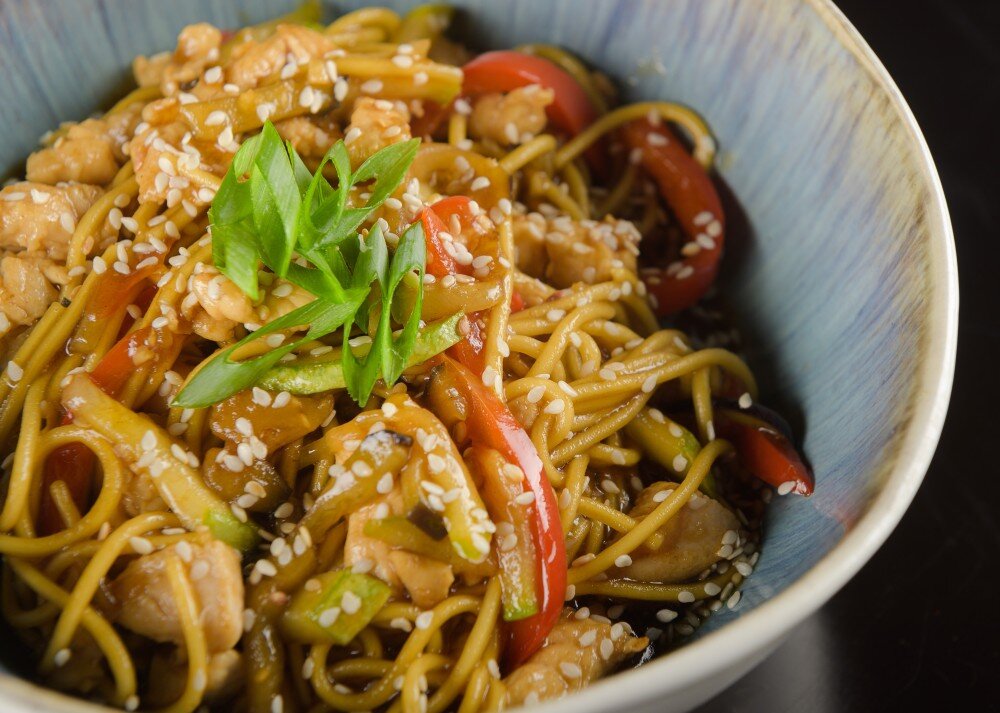 Яичная лапша с курицей терияки