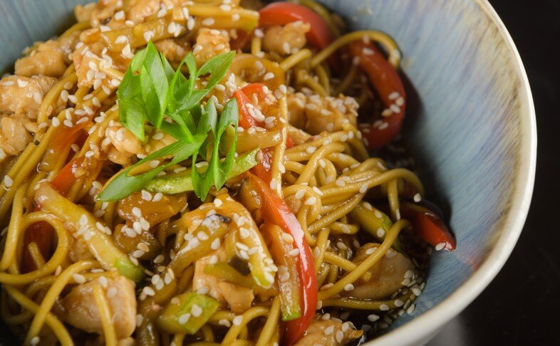 Яичная лапша с курицей терияки