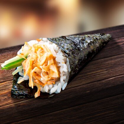 Ручной ролл с жареным лососем