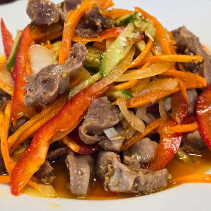 Салат из куриных желудков с овощами