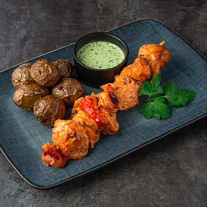 Шашлычок из курицы, с болгарским перчиком, подается с гарниром на выбор