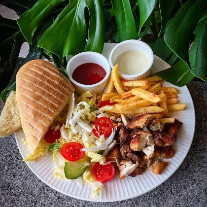 Гирос на тарелке