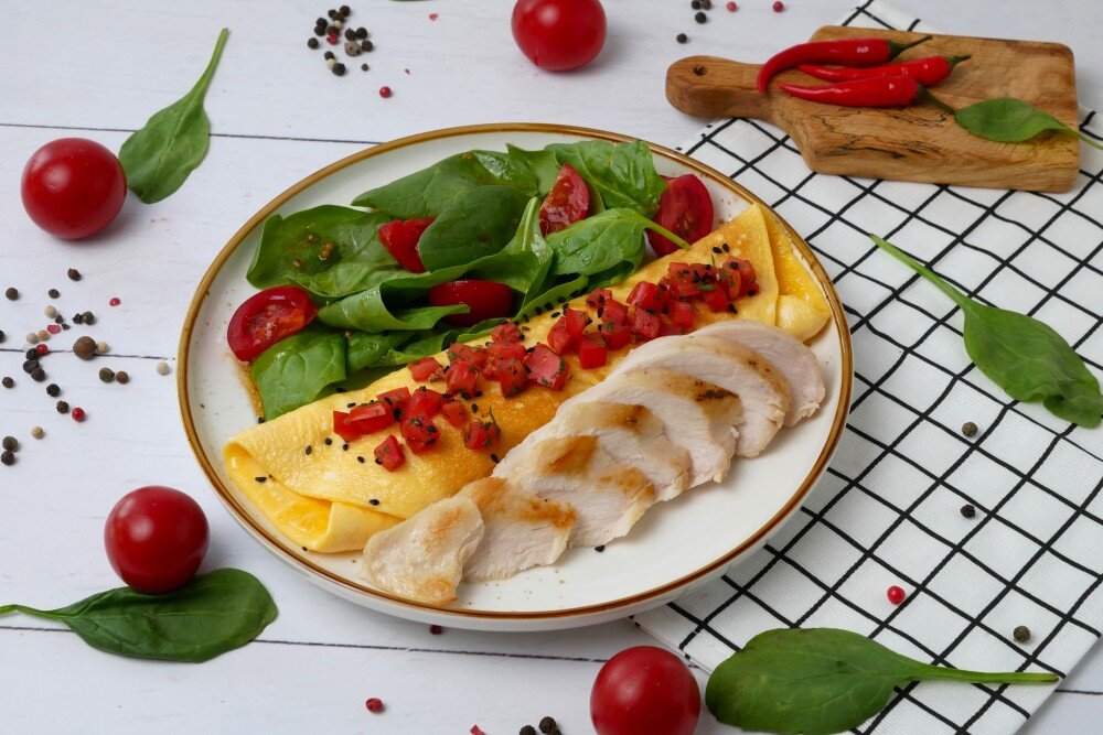 Омлет с курицей и сальсой затрак