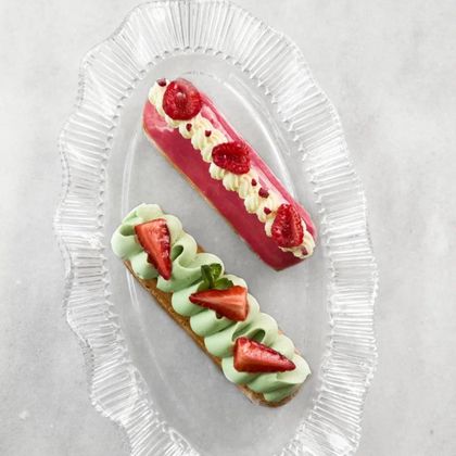 Эклер малина-маракуйя (сверху)