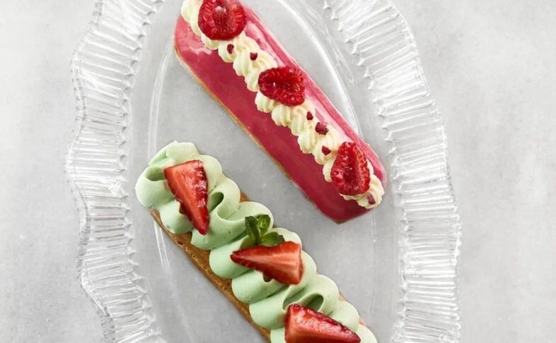 Эклер малина-маракуйя (сверху)