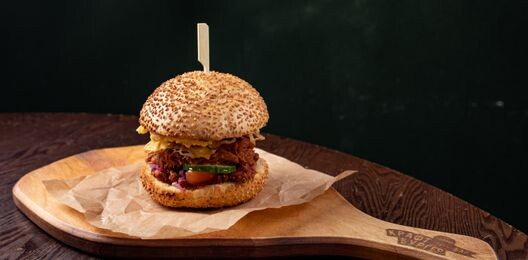 Бургер с рваным межреберным мясом