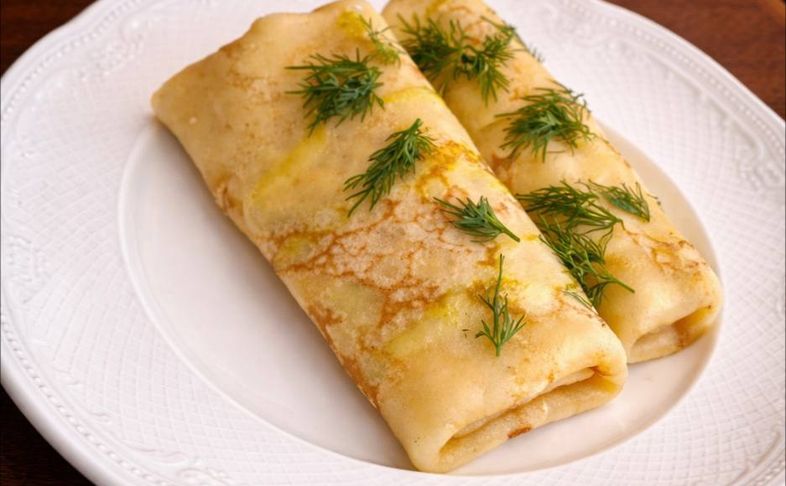 Блины с куриным филе и грибами в сливках