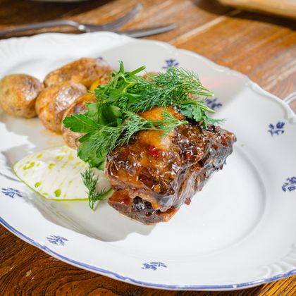 Томлёное говяжье ребро