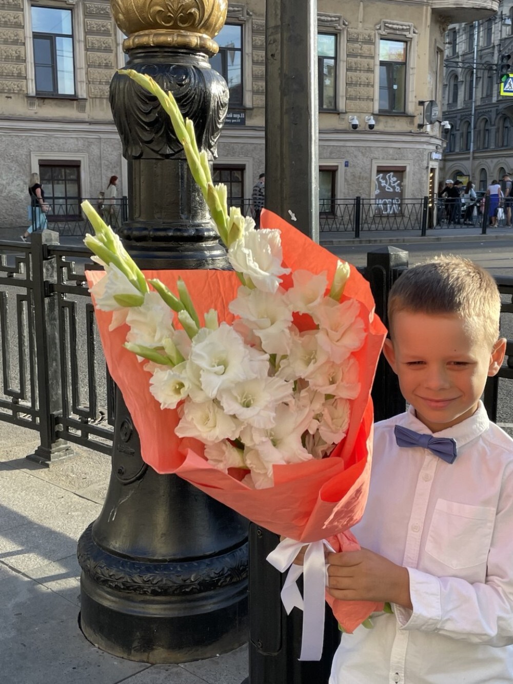 Букет белых гладиолусов в яркой упаковке