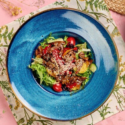 Теплый салат с говядиной