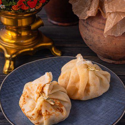 Блины-жюльен с грибочками и сыром подаются со сметаной