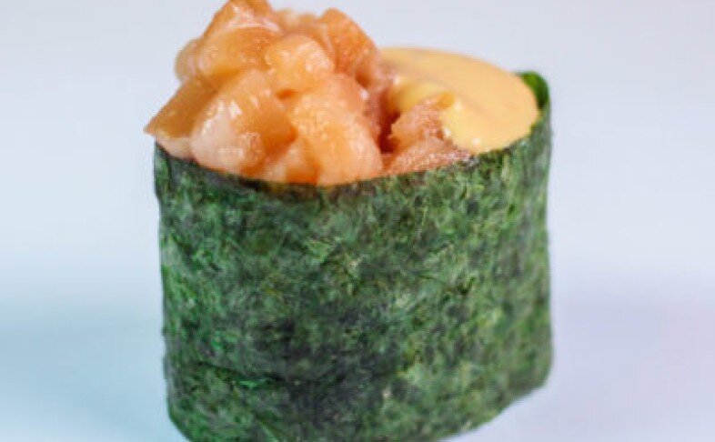 Гункан с лососем 2шт