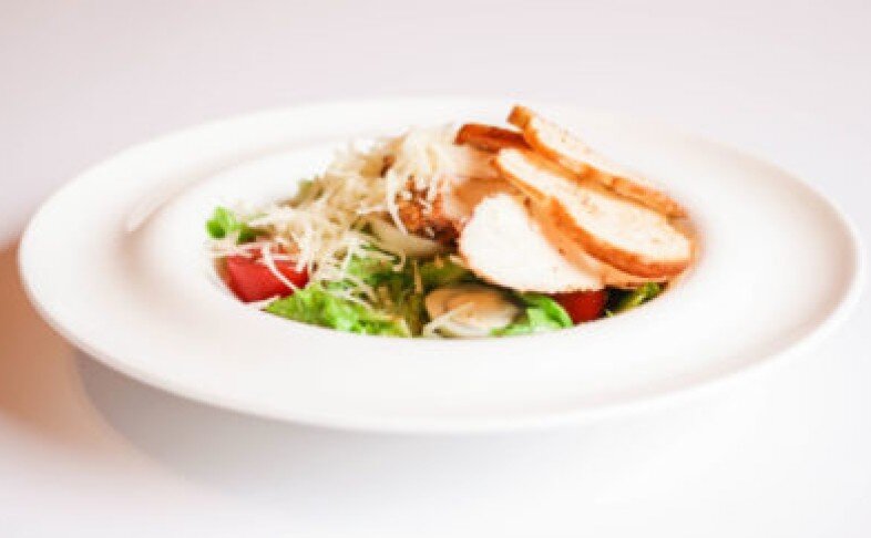 Салат «Цезарь» с куриной грудкой гриль