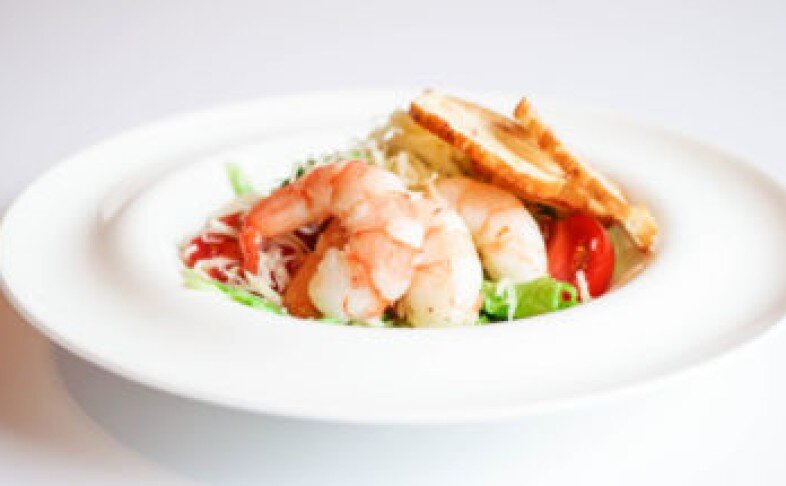 Салат «Цезарь» с тигровыми креветками