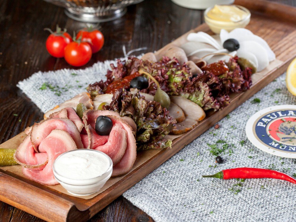 Мясное ассорти фирменных закусок Brotzeit
