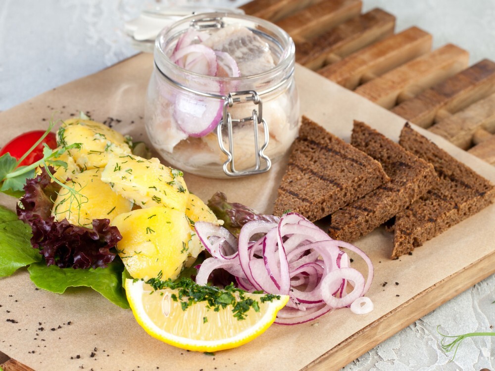 Сельдь с отварным картофелем и красным луком