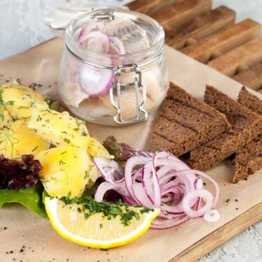 Сельдь с отварным картофелем и красным луком