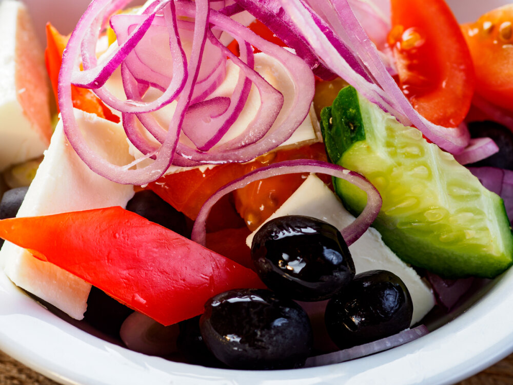 Салат из свежих овощей с брынзой (почти досанкционный «Греческий»)