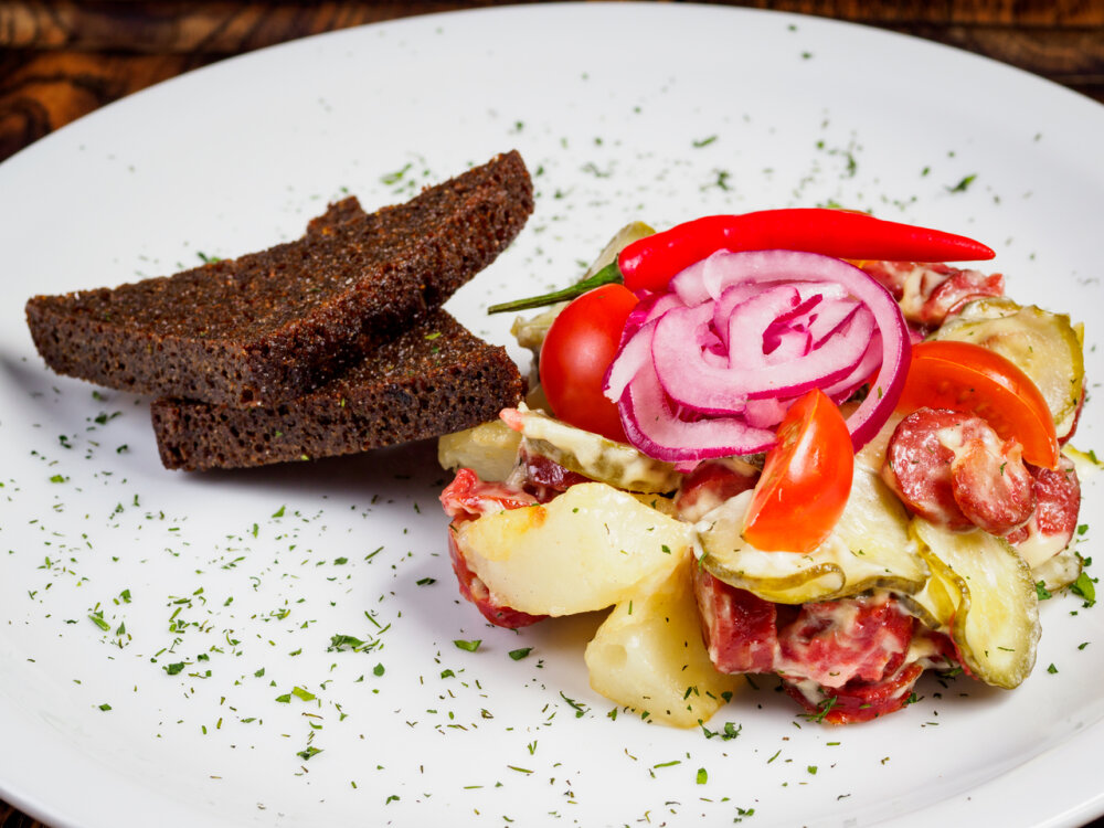 Баварский салат (теплый)
с охотничьими колбасками,
картохой, огурцами из банки
и горчичной заправкой