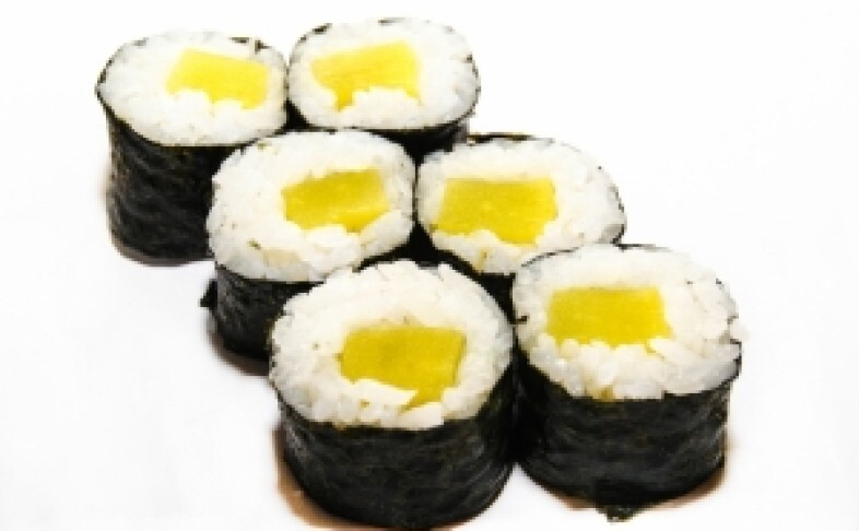 «Шинко» маки (ролл с маринованным дайконом)