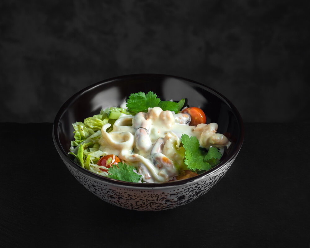Тёплый салат с морепродуктами и сливочным соусом